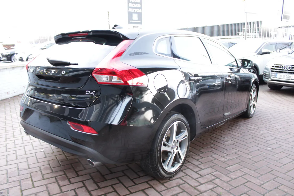 2016 VOLVO V40 - Image 4