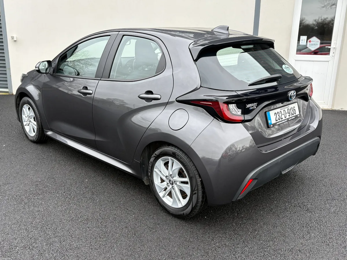 232 Toyota Yaris 1.5 Hybrid Luna - Image 3