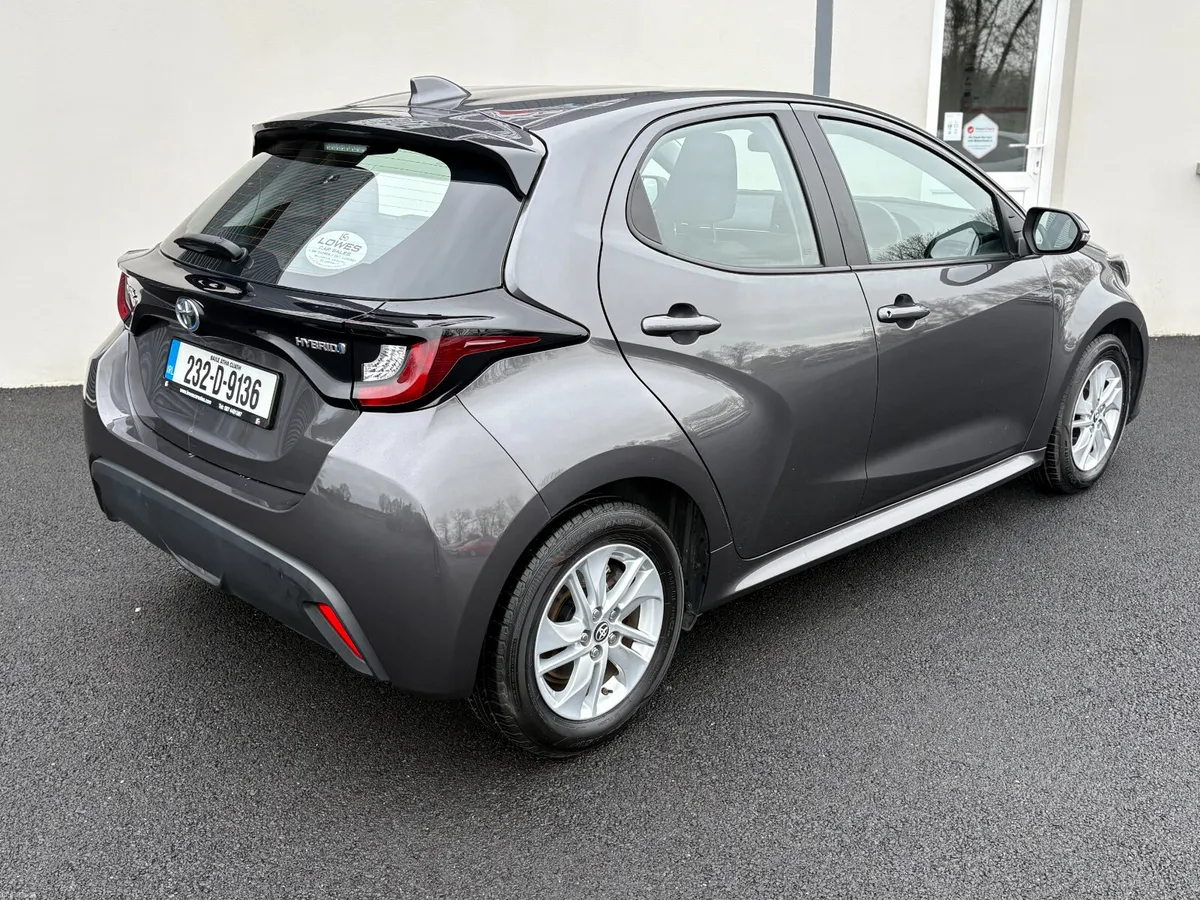 232 Toyota Yaris 1.5 Hybrid Luna - Image 4