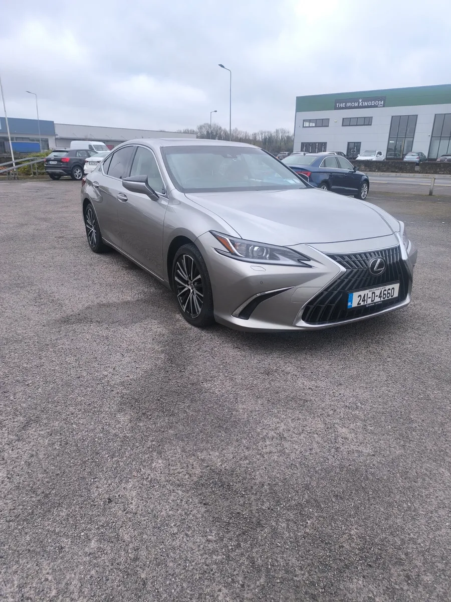 241 Lexus ES 300H - Image 2