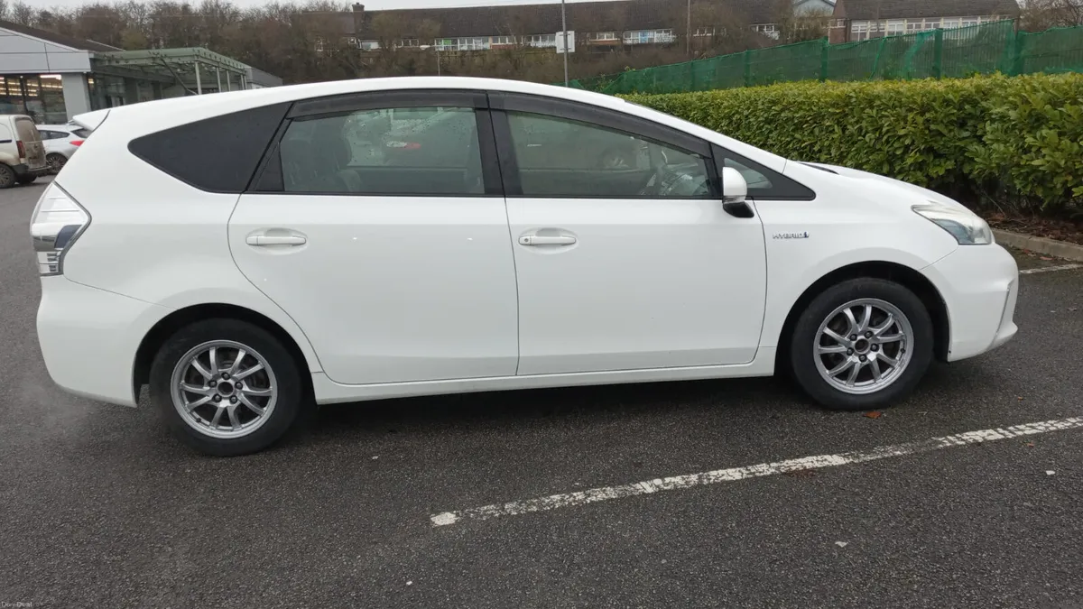 TOYOTA PRIUS 2013 / 1.8 PETROL HYBRID / AUTOMATIC - Image 4