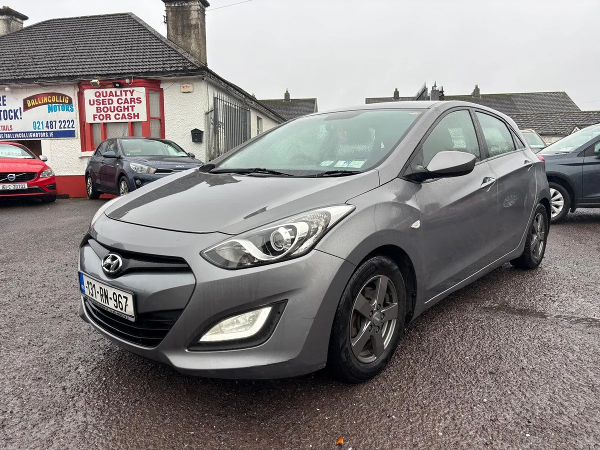 Hyundai i30 2013  DIESEL  HATCHBACK - Image 2