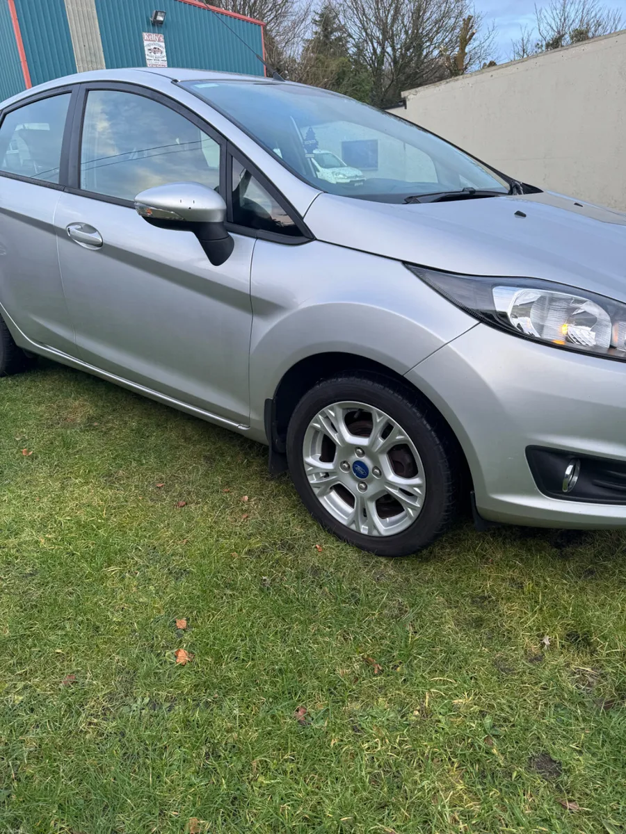 Ford Fiesta 2015 - Image 2