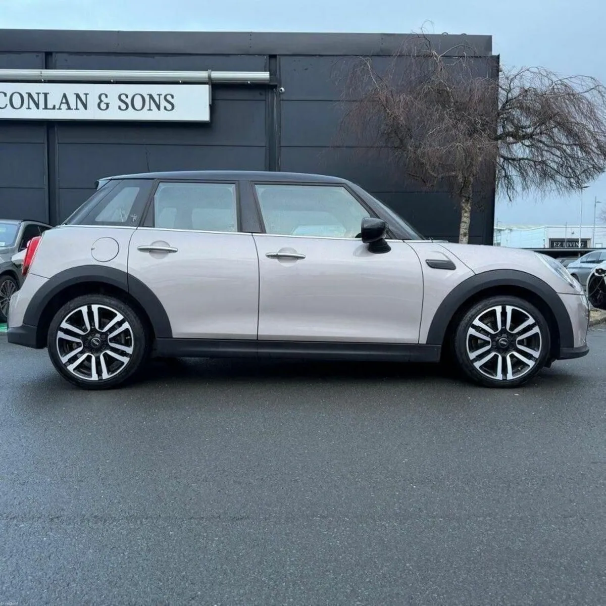 Mini Cooper 5-Door Cooper Exclusive - Image 2