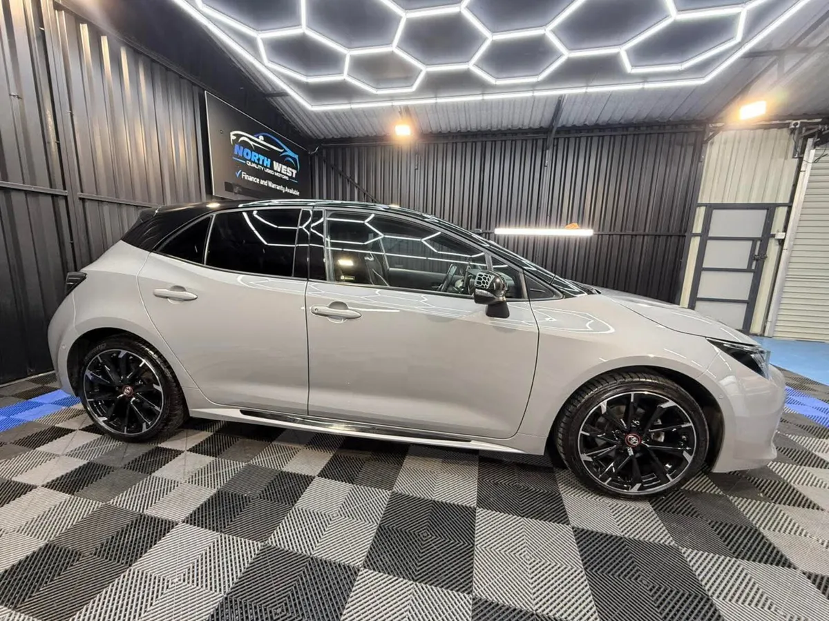 Toyota Corolla  VVTI 1.8 HYBRID GR SPORT BI TONE - Image 2