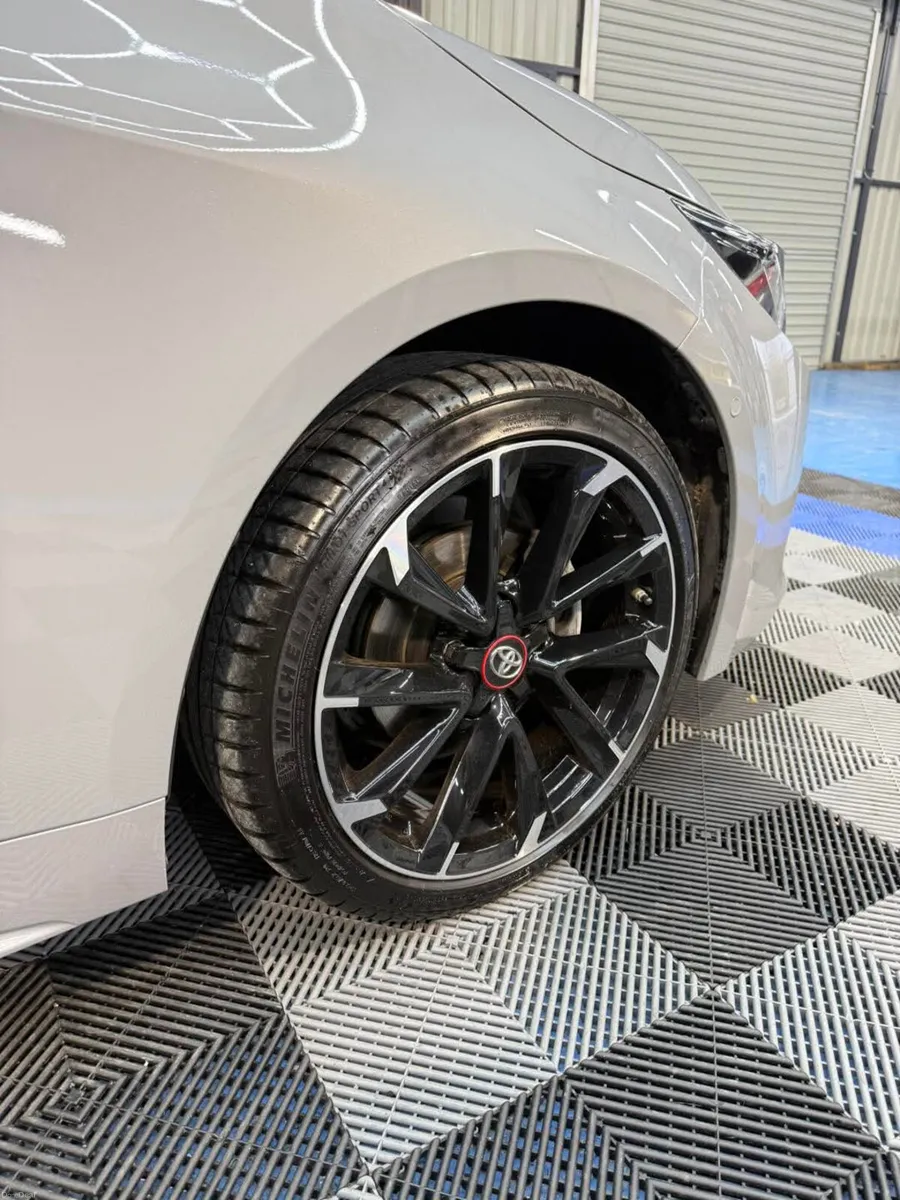 Toyota Corolla  VVTI 1.8 HYBRID GR SPORT BI TONE - Image 4
