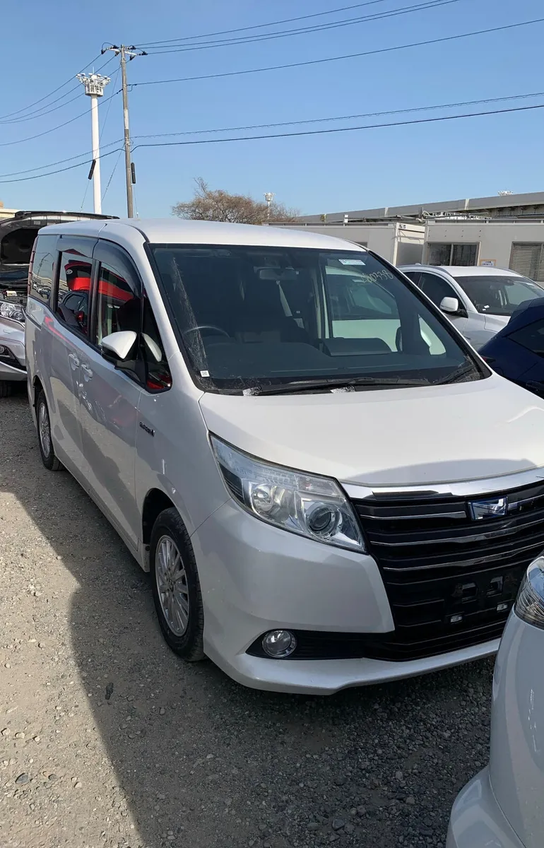2014 Toyota Noah 1.8 Hybrid 7 SEATER - Image 2