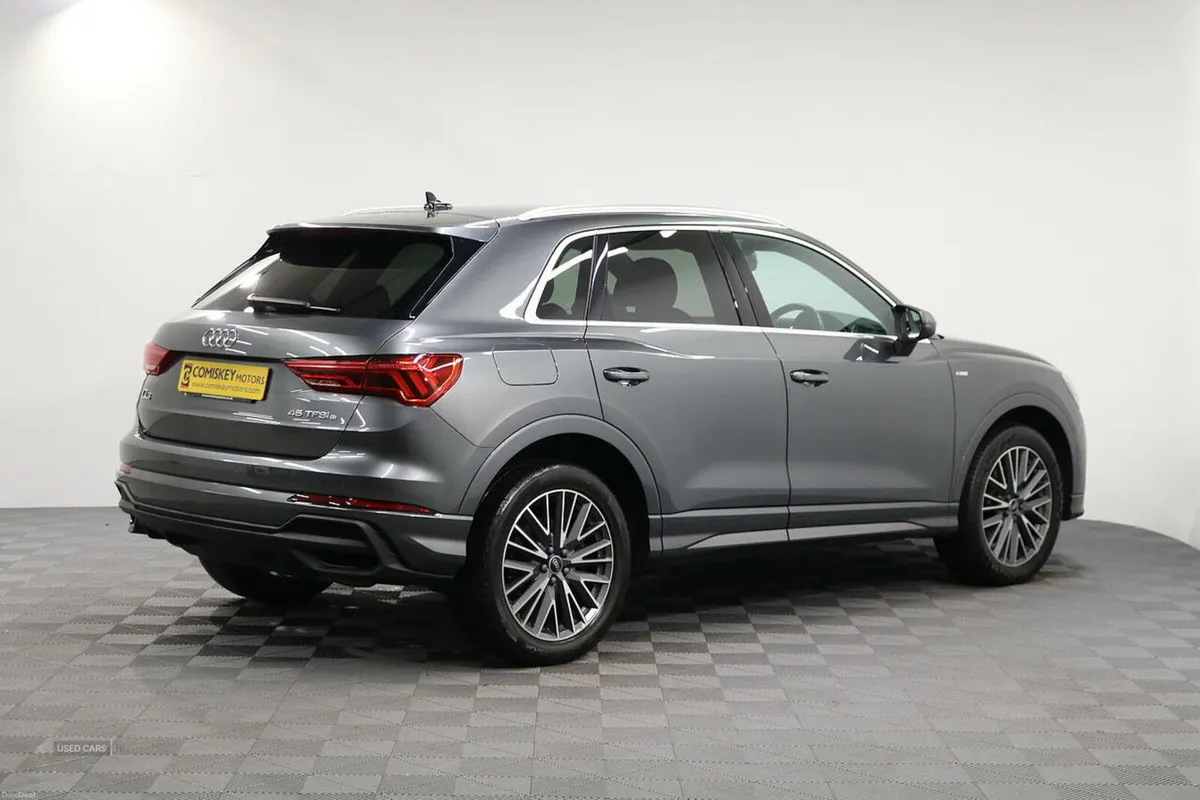 Audi Q3 TFSIe S line - Image 6