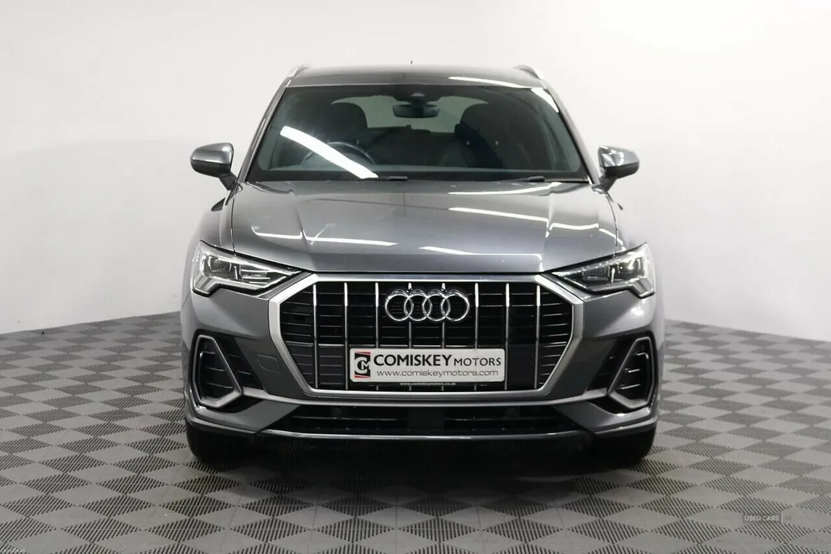 Audi Q3 TFSIe S line - Image 2