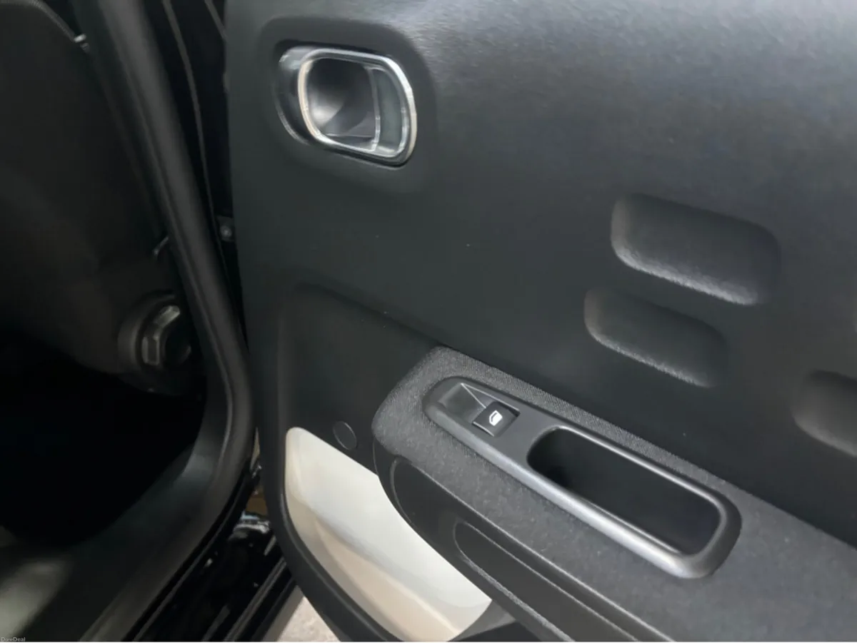 Citroen C3 FEEL EXCLUSIVE 1.2 PURETECH 83 4 4DR - Image 4