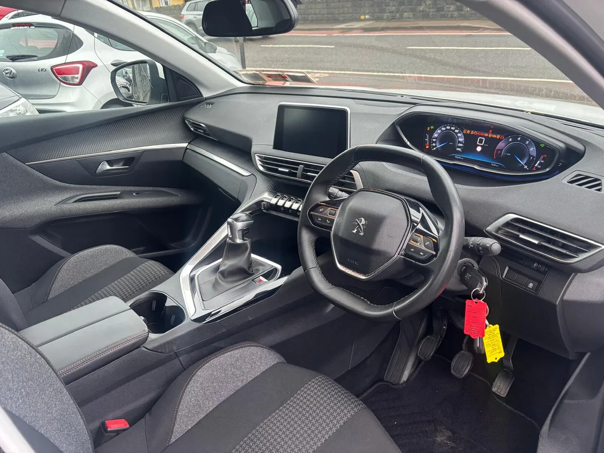 Peugeot 3008 2018  PETROL  LOW  MILEAGE - Image 4