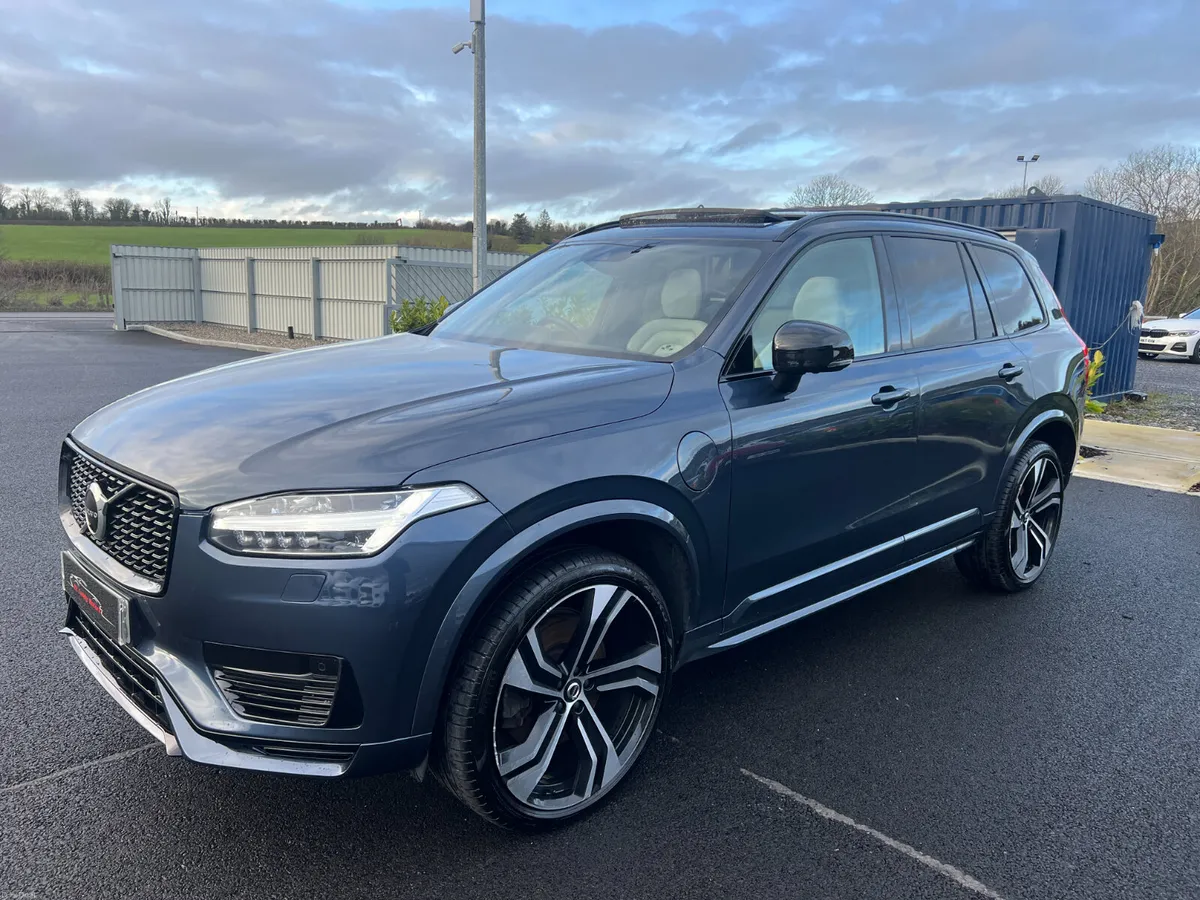 2022 Volvo XC90 R Design T8 Recharge PHEV Pan Roof - Image 4