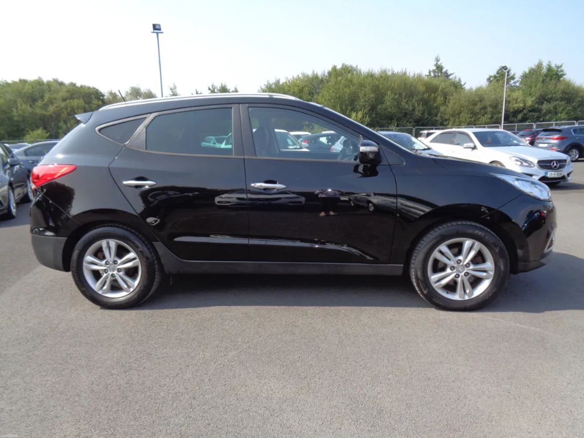 Hyundai ix35 1.7 Crdi Premium 2WD 5DR - Image 2