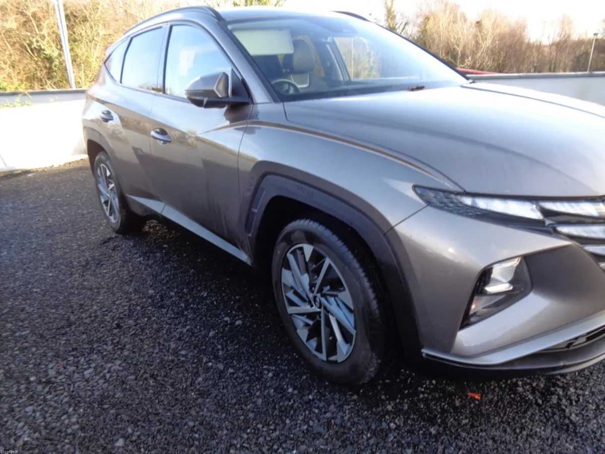 Hyundai Tucson ix35 Executive 5DR - Image 2