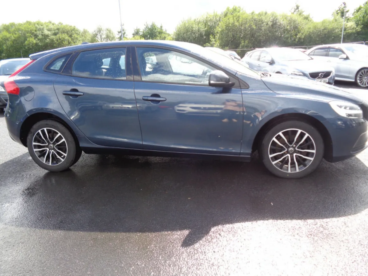 Volvo V40 D2 Momentum 120PS 5DR - Image 2