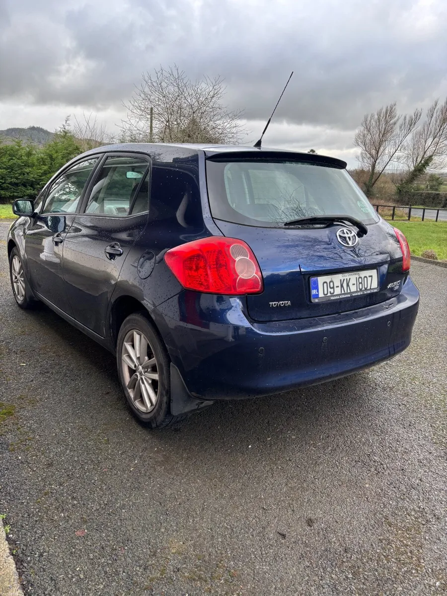 Toyota Auris 2009 - Image 2