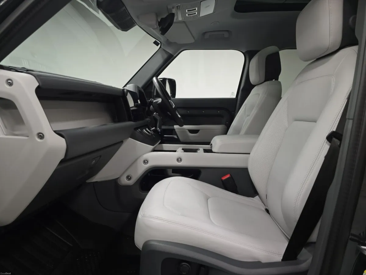 Land Rover Defender Diesel Estate X-Dynamic HSE - Image 3