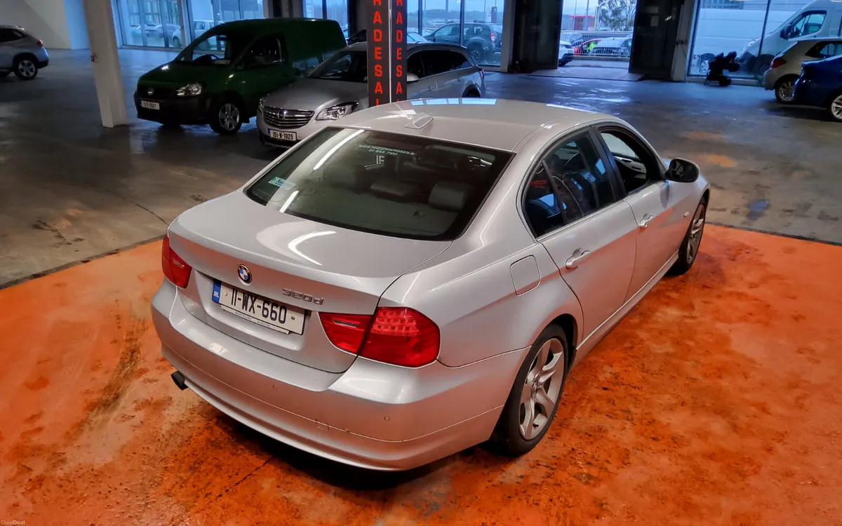 BMW 3-Series 2011 - Image 3