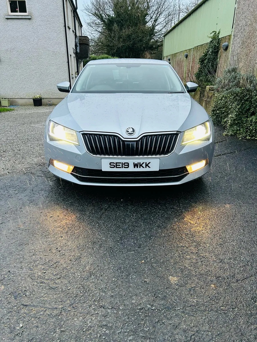 Skoda Superb 2.0 TDI SE L Executive DSG 7speed - Image 3