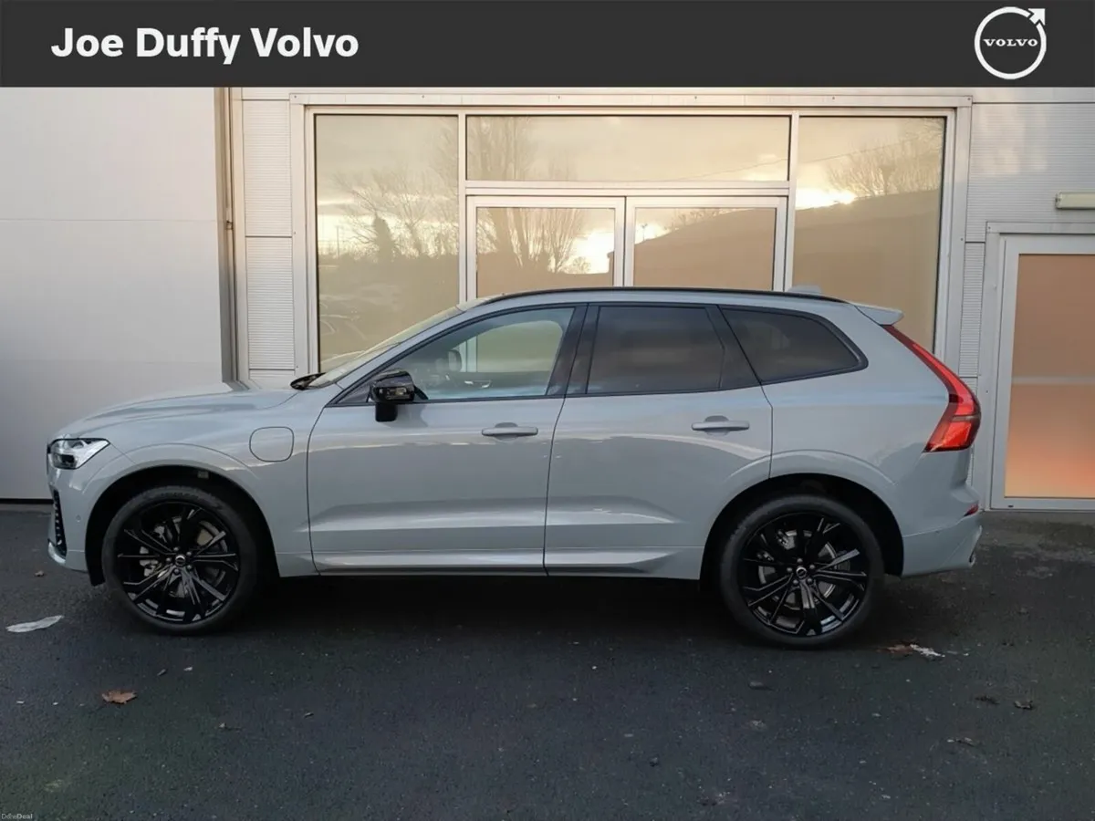 Volvo XC60 T6 AWD PHEV Ultra Bright - Image 3
