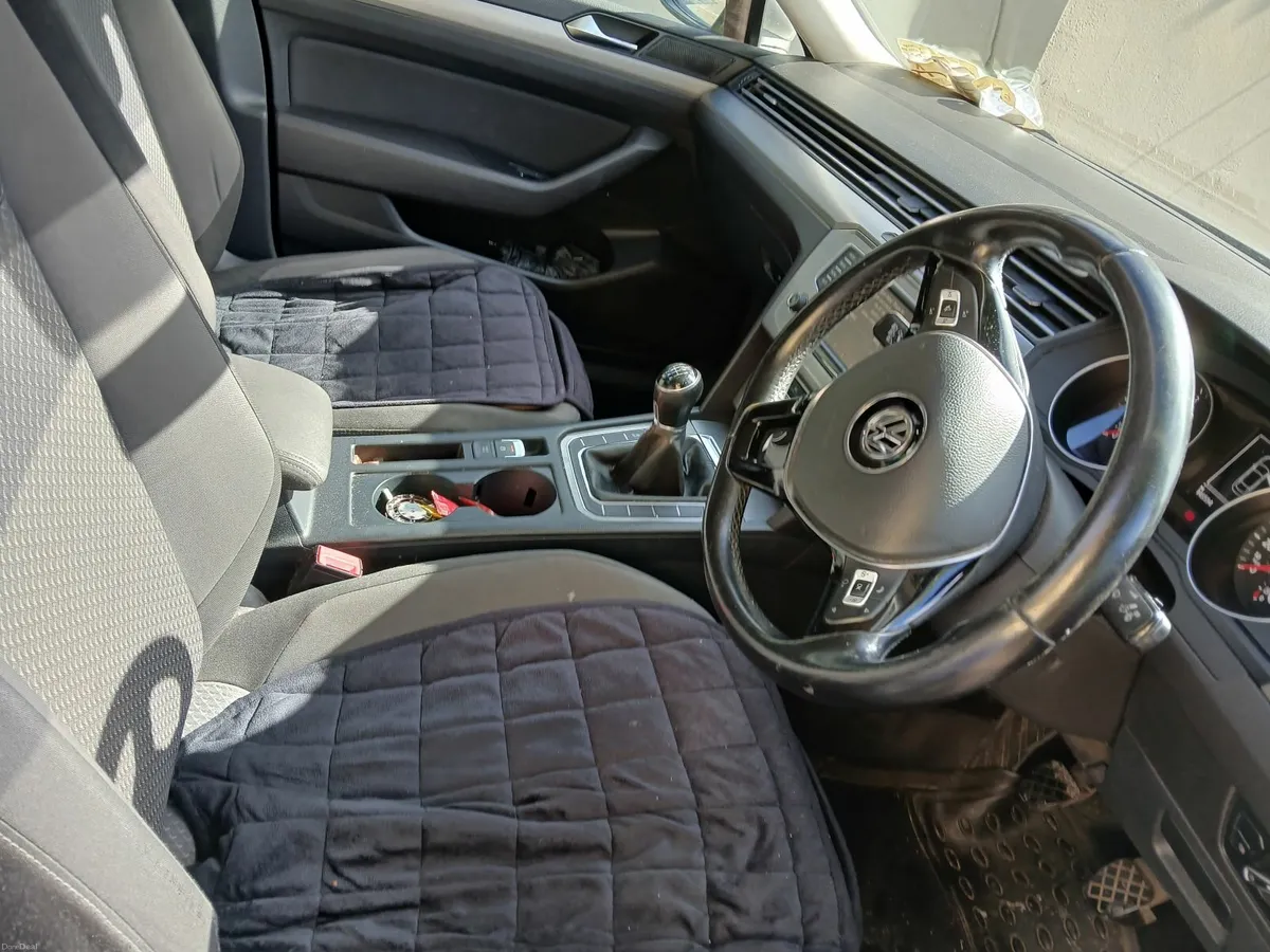 Volkswagen Passat 2015 - Image 2