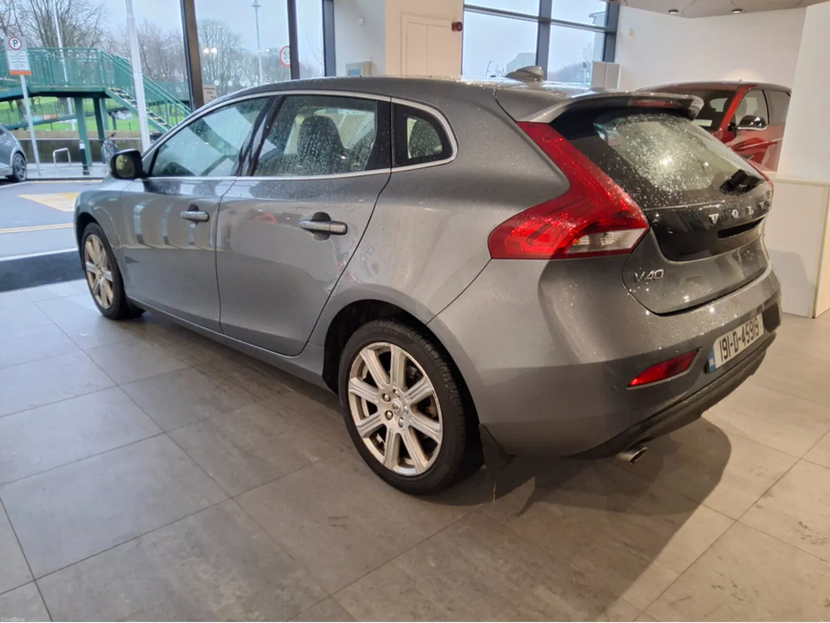 Volvo V40 T3 152 INSCRIPTION ** Very Low kms ** - Image 2