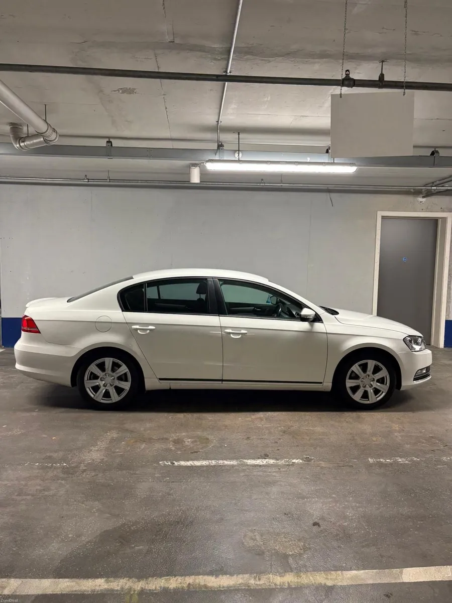 Volkswagen Passat 2012 - Image 2