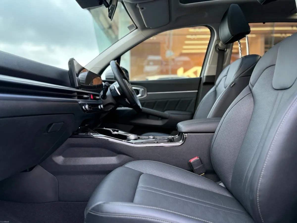 Kia Sorento 2.2 Diesel ( 7 seats ) - Image 2