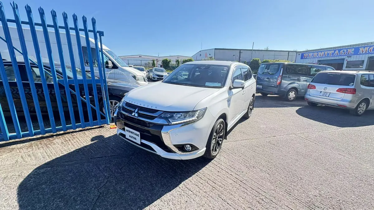 Mitsubishi Outlander 2.0 Hybrid Plug in 2018 - Image 2