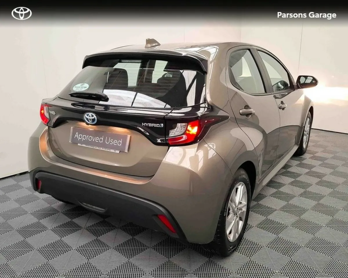 Toyota Yaris YARIS 1.5 HYBRID LUNA - Image 2