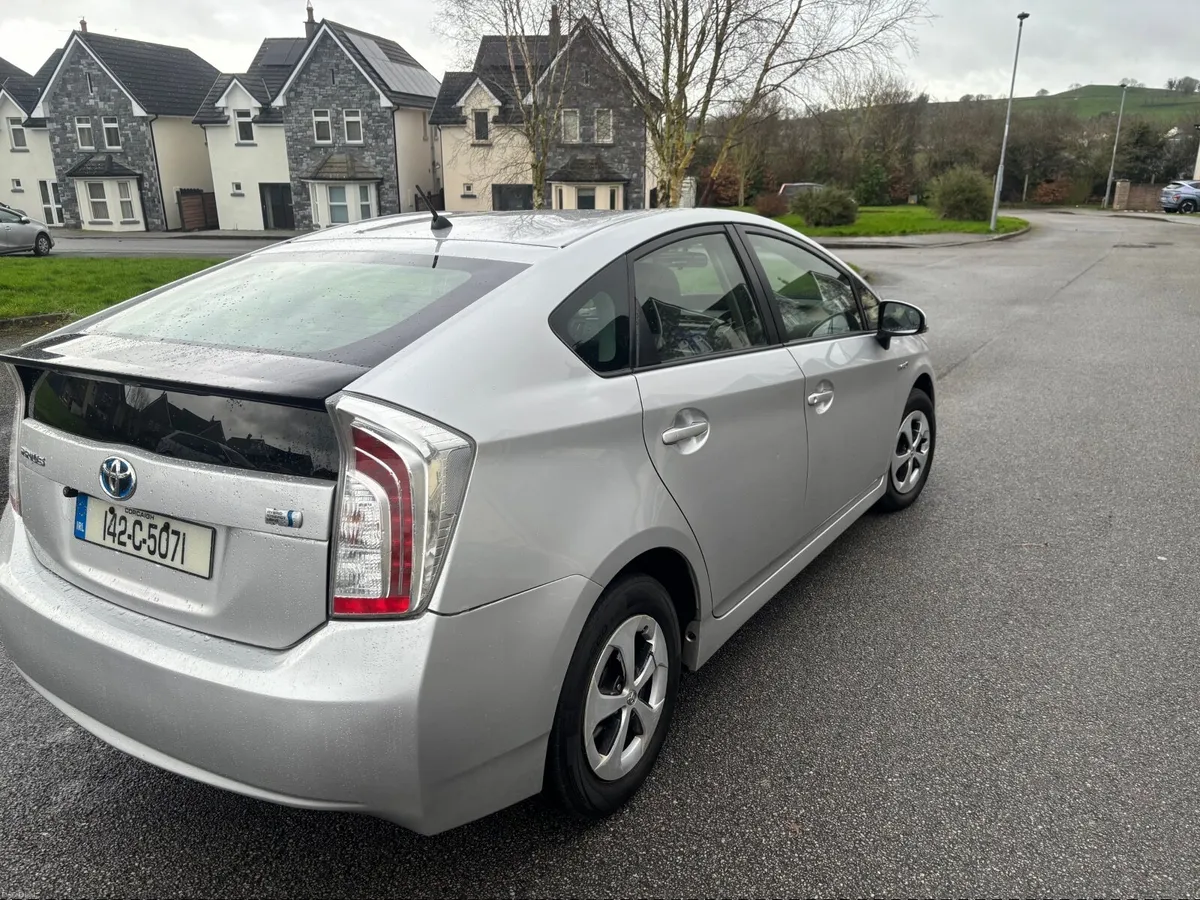 142 Toyota Prius 1.8 hybrid automatic high spec - Image 4