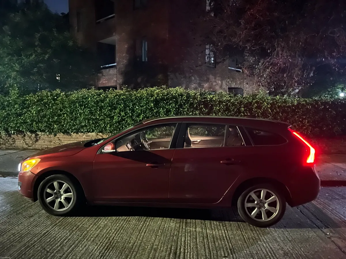 VOLVO V60 Automatic - Image 4