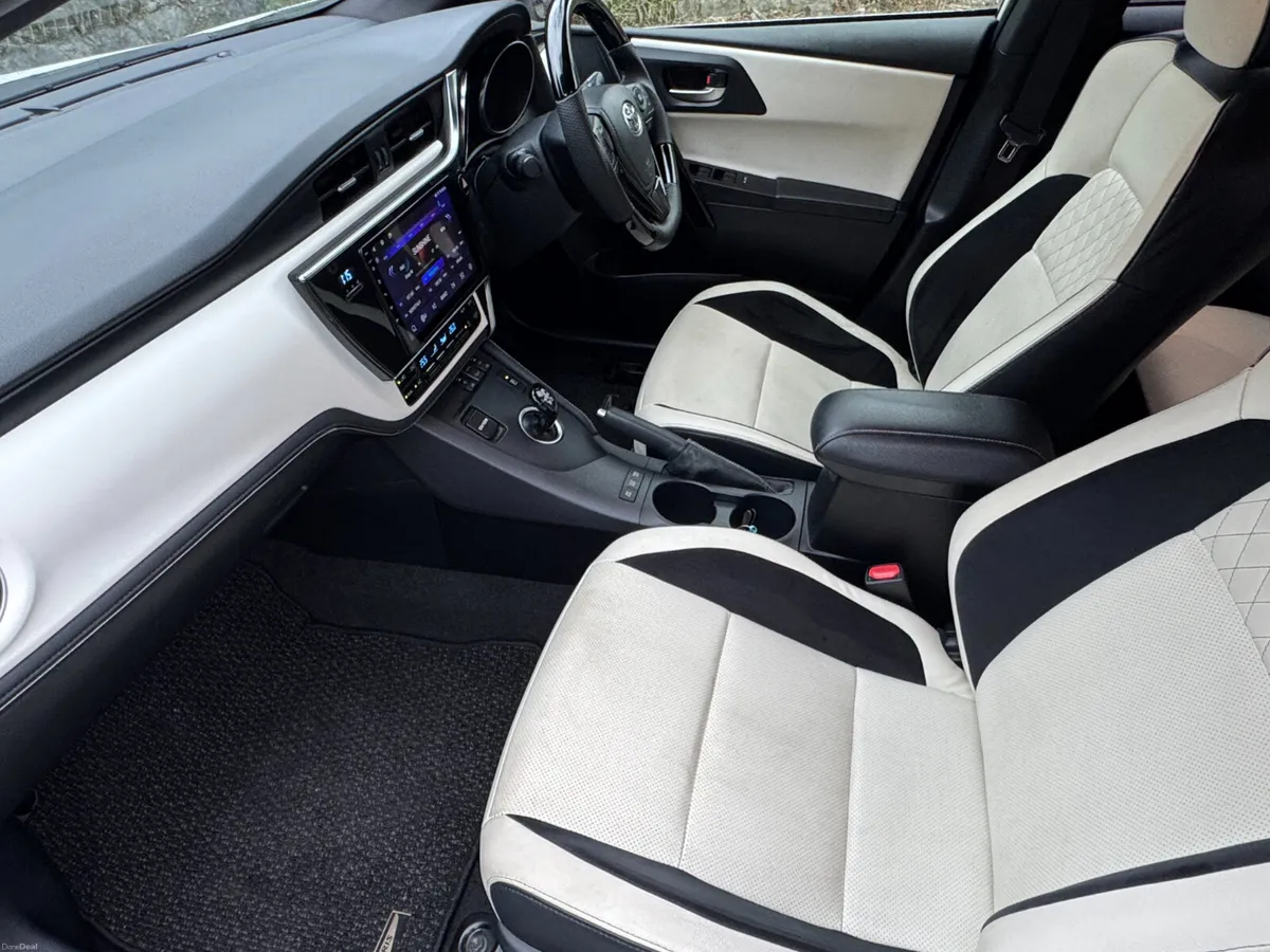 2017 Toyota Auris 1.8 Hybrid Sport - Image 2