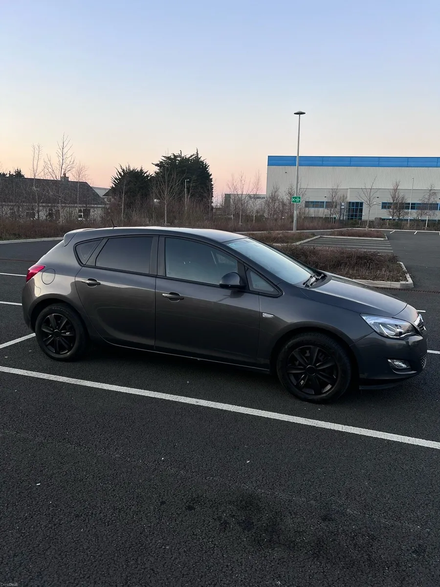 Opel Astra 2011 1.4petrol - Image 1