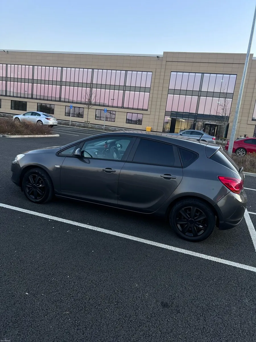 Opel Astra 2011 1.4petrol - Image 4