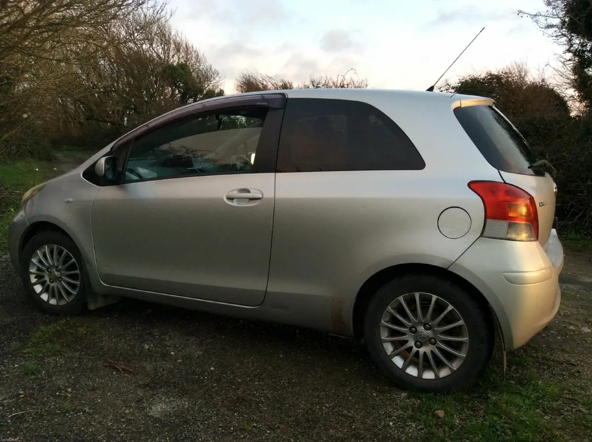 Toyota Yaris 2009 - Image 2