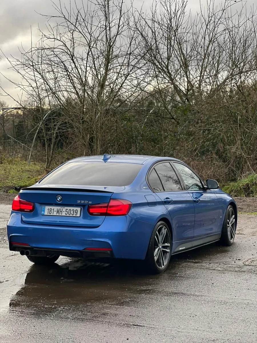 BMW 3-Series 2018 330e Hybrid - Image 3