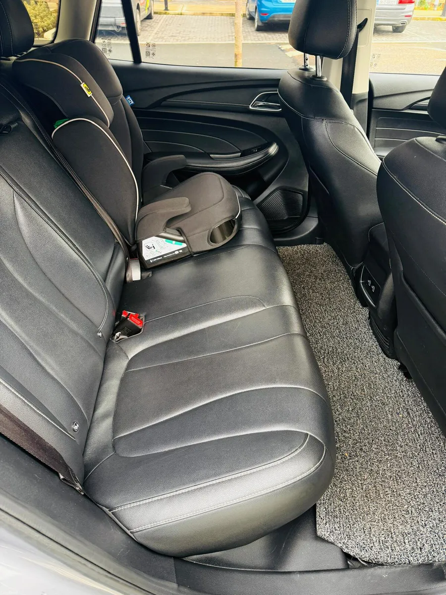 222 MG MG5 EV Exlusive Estate LEATHER PACKAGE - Image 3