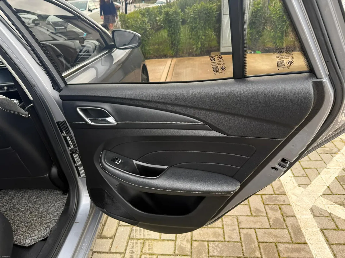 222 MG MG5 EV Exlusive Estate LEATHER PACKAGE - Image 4