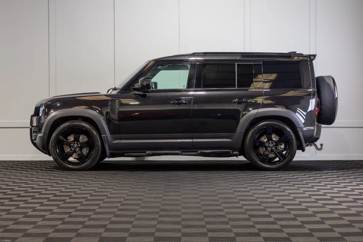 222 Land Rover Defender D300 SE 3 Seat Commercial - Image 3