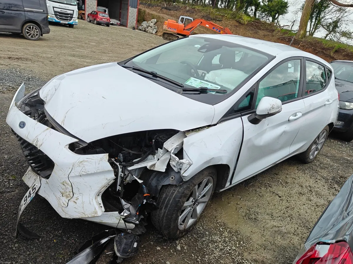 Crashed ford fiesta selling for parts - Image 2