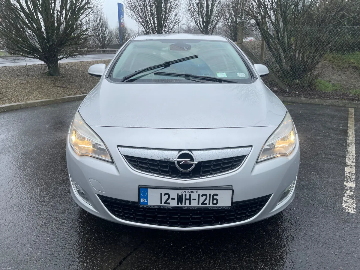 Opel Astra 2012 - Image 2