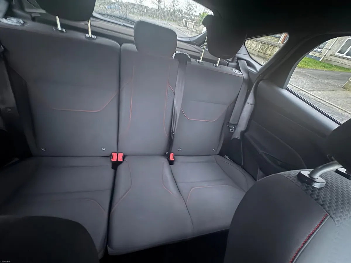 White Ford Focus ST Line - Image 4