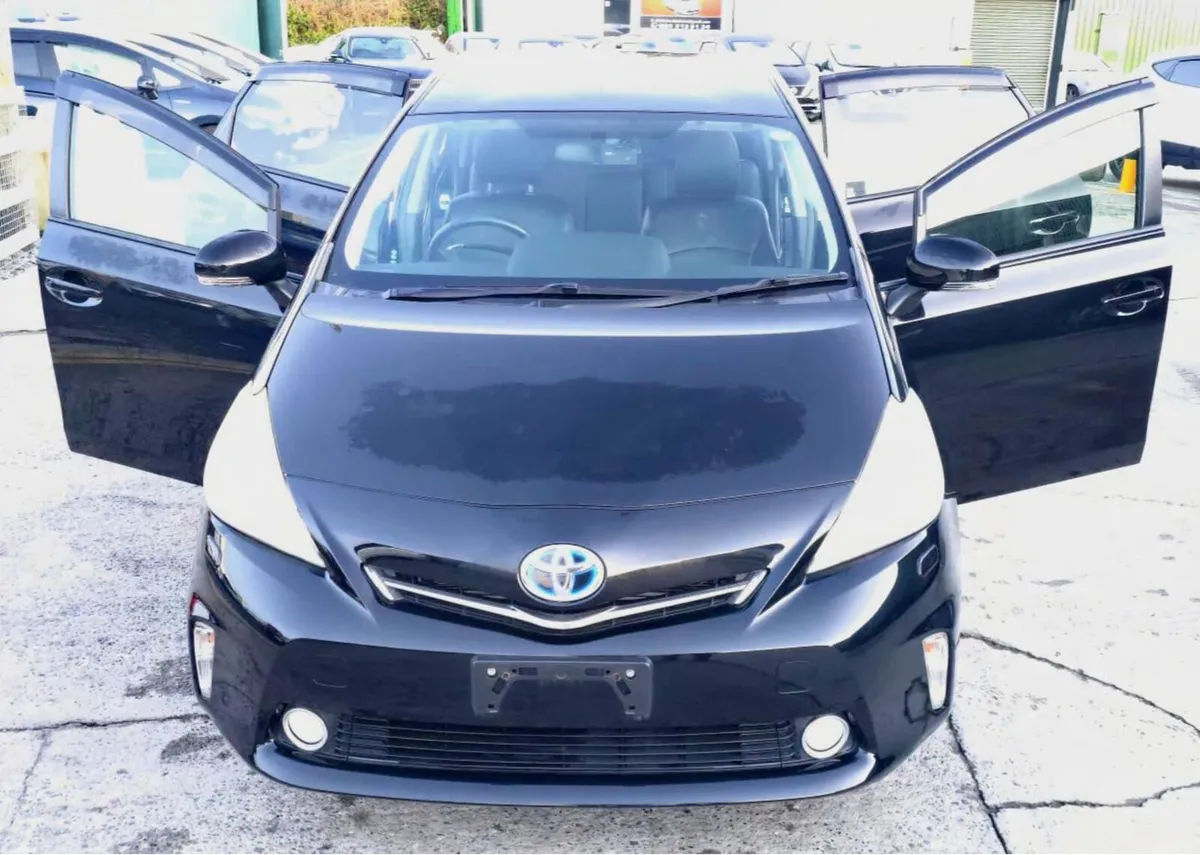 Toyota prius Alpha - Image 3