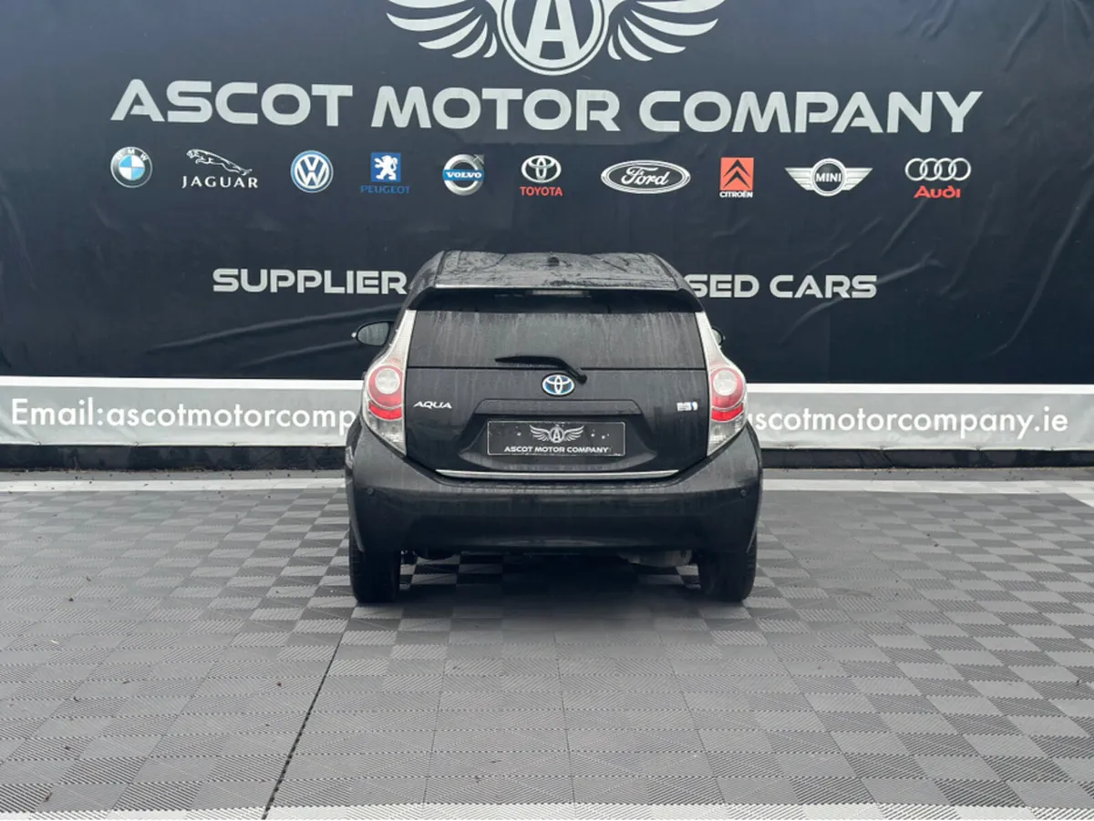 Toyota Aqua Hybrid - Image 3