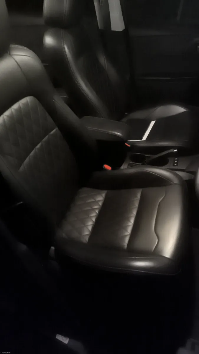 172 Toyota Auris 1.8 Hybrid. Full leather - Image 3