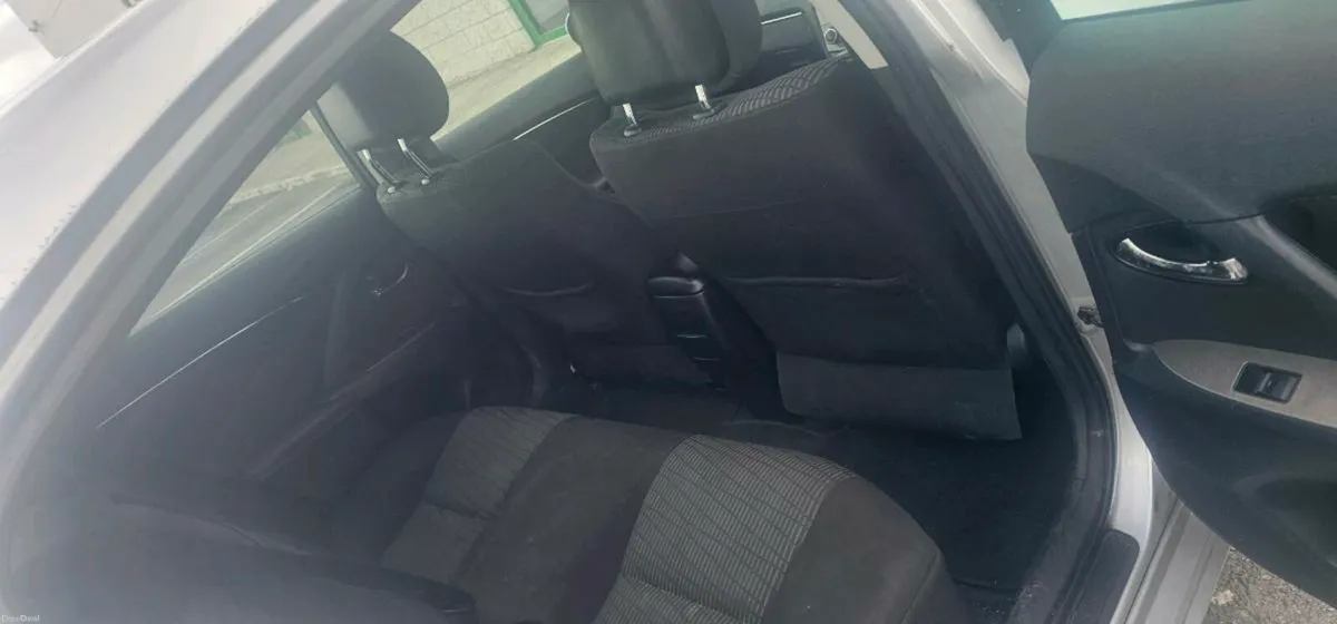 Toyota Avensis 2011 - Image 4