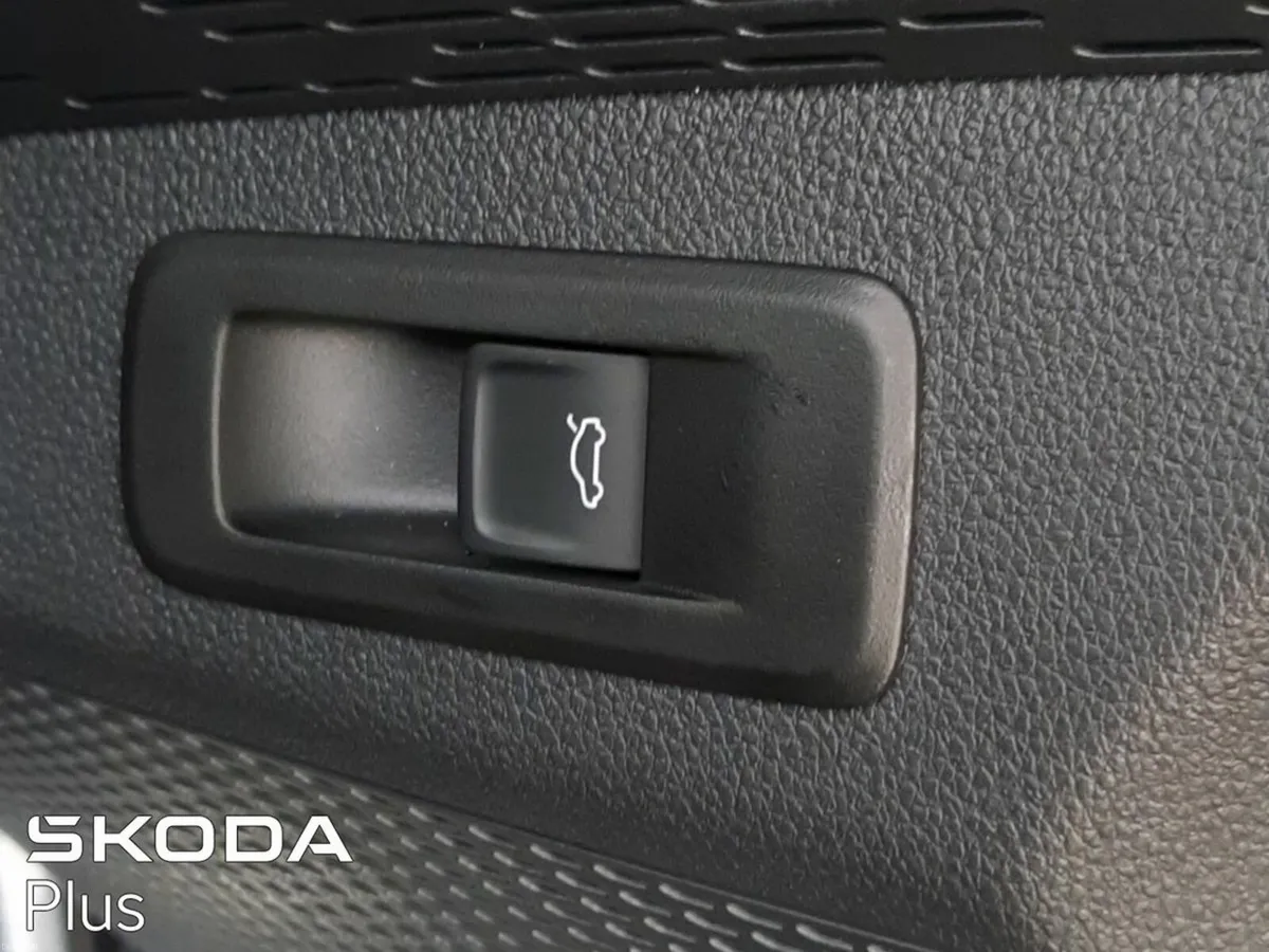 Skoda Octavia **SPORTLINE**HIGH SPECS** - Image 4