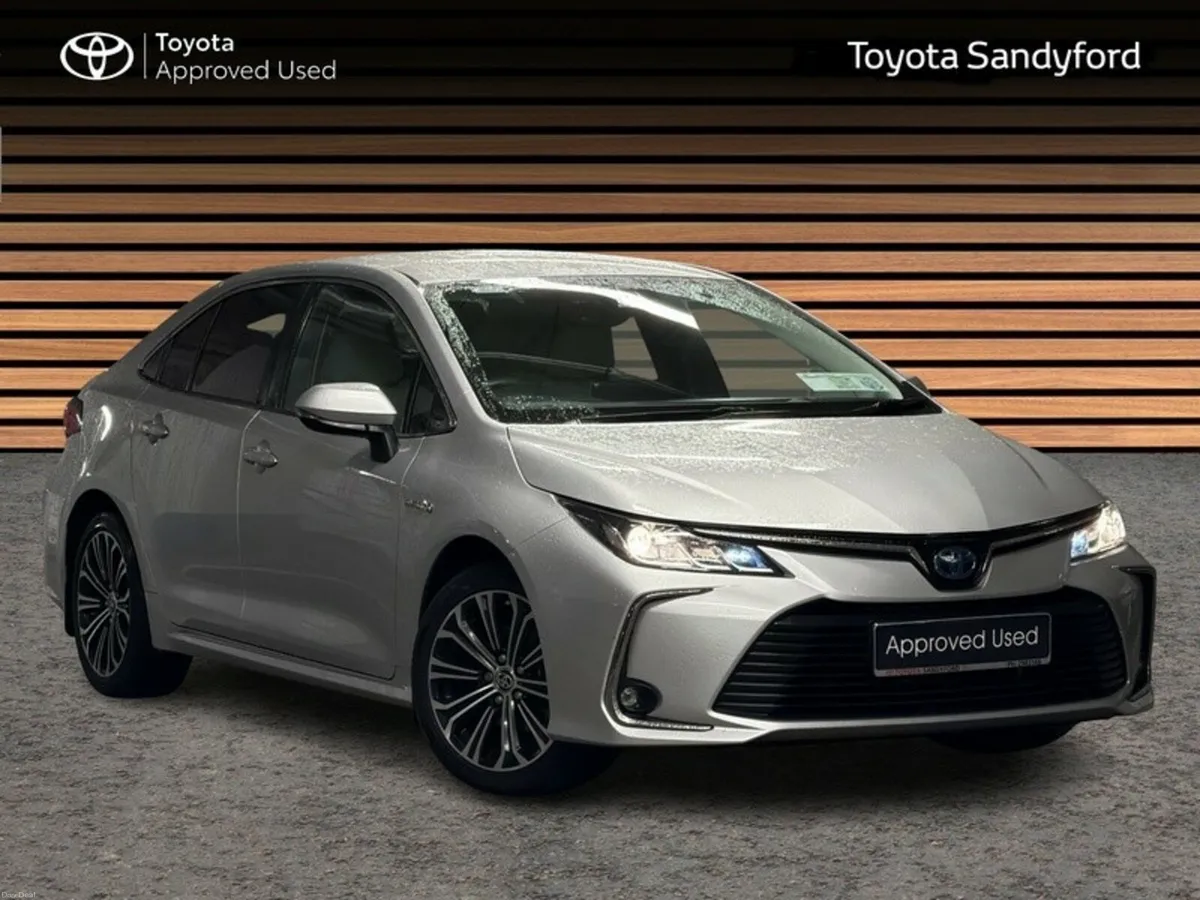 Toyota Corolla LUNA SPORT SALOON // HEATED SEATS / - Image 1