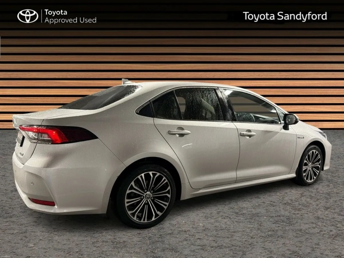 Toyota Corolla LUNA SPORT SALOON // HEATED SEATS / - Image 2